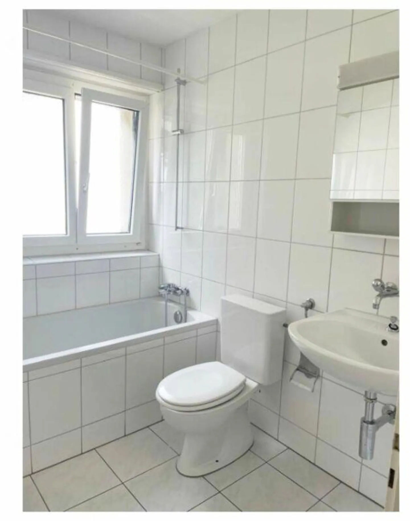 Bright Apartment with Balcony - Photo 7 of 8