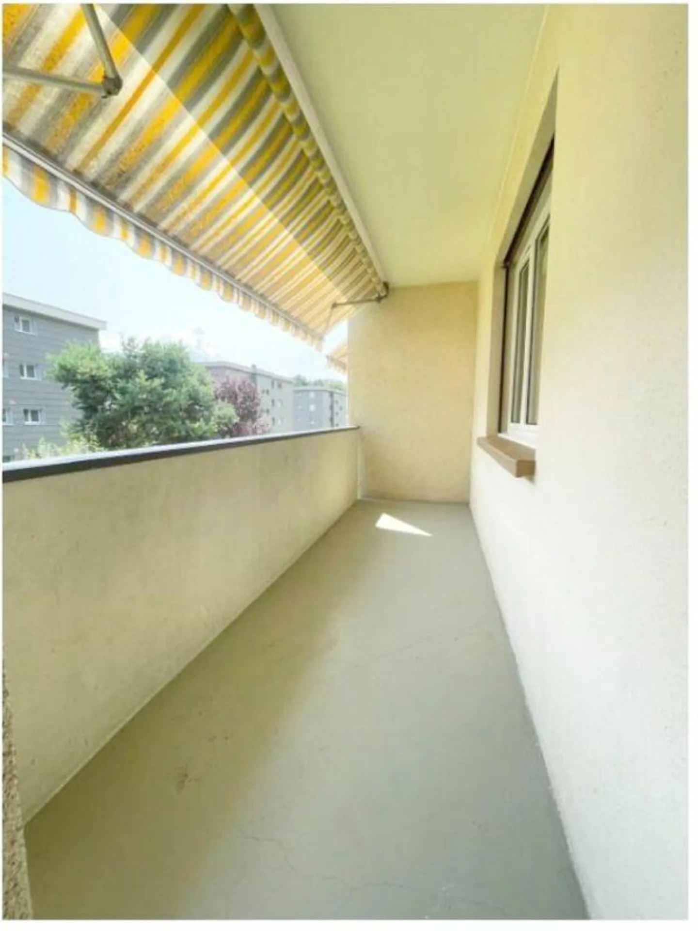 Bright Apartment with Balcony - Photo 8 of 8