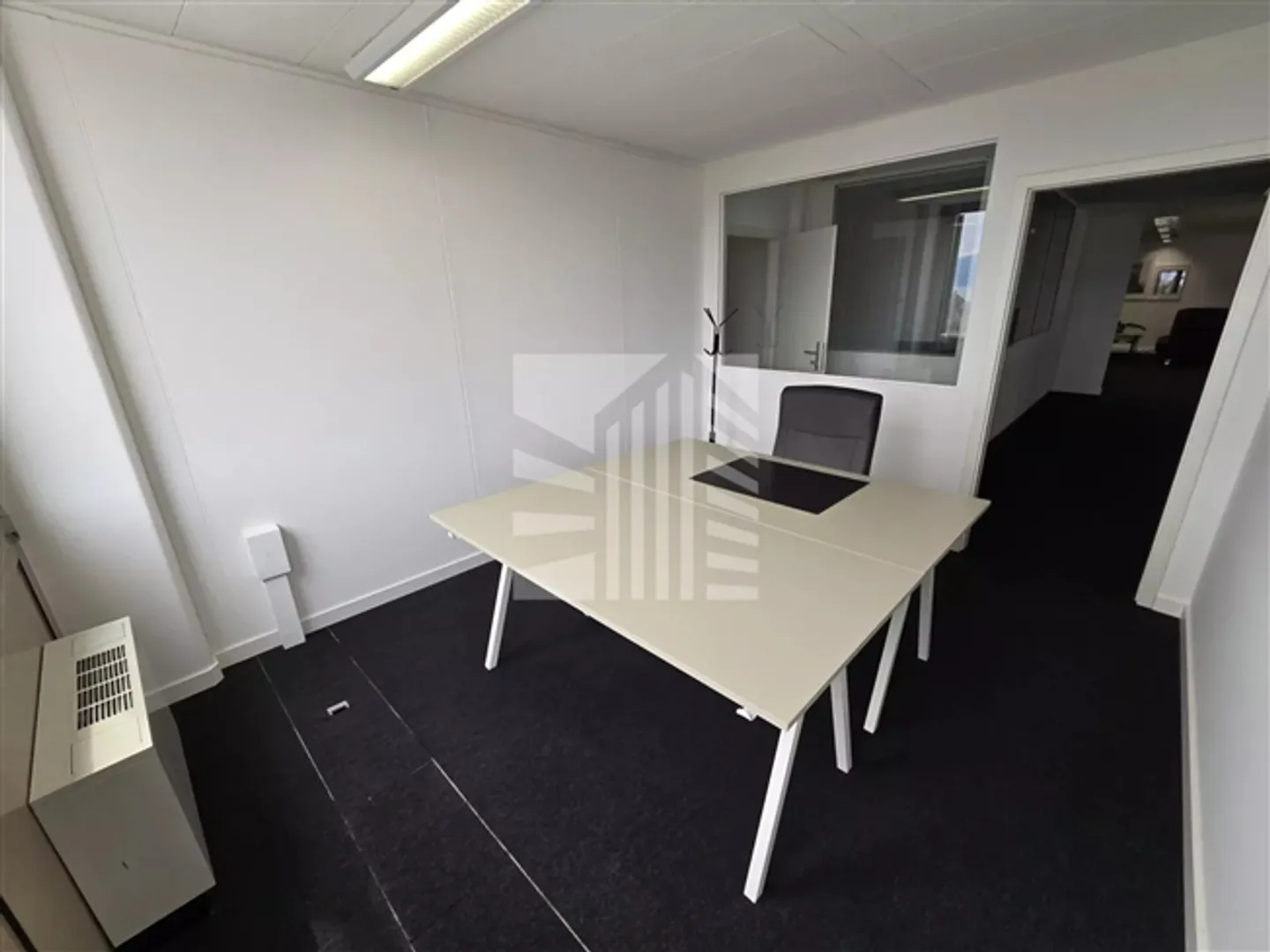 Bureau privé de 12 m² avec vue sur le lac dans un espace de coworking - Photo 2 sur 6