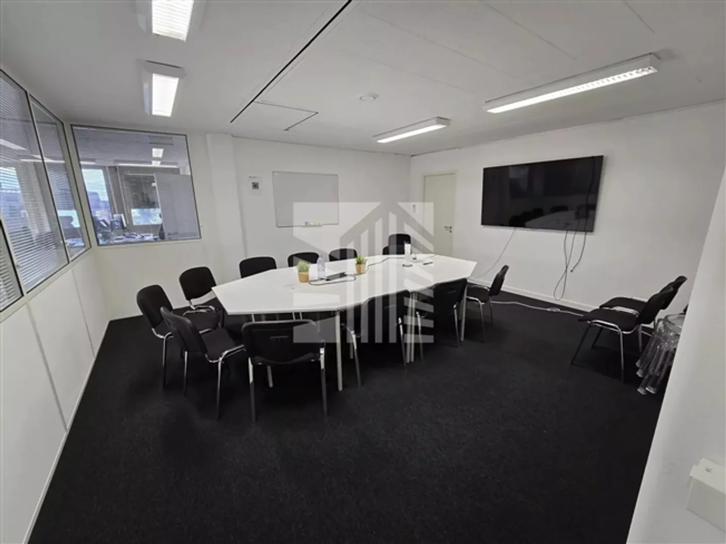 Bureau privé de 12 m² avec vue sur le lac dans un espace de coworking - Photo 4 sur 6