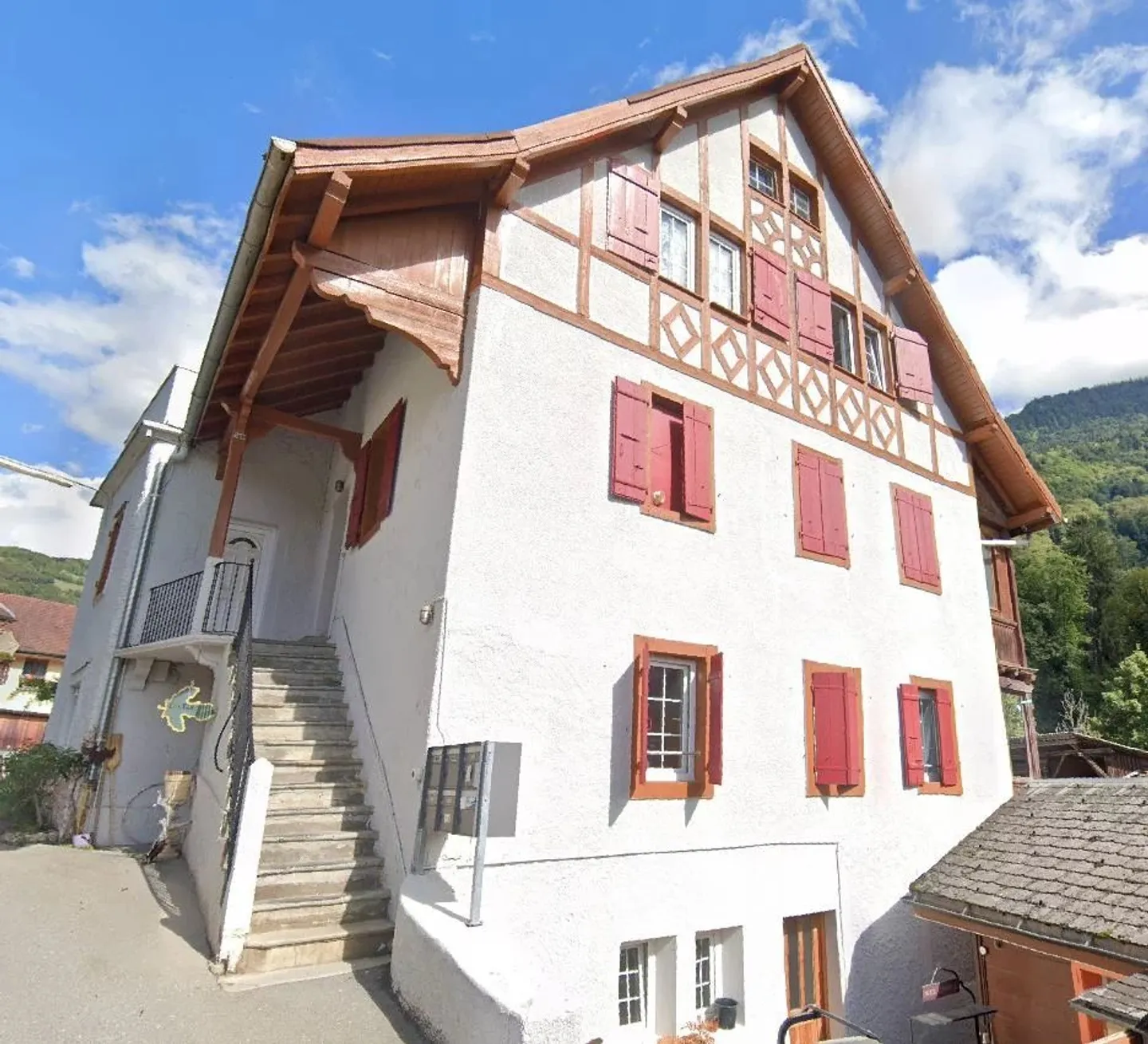 Mixed-use building for rent - Photo 1 of 2