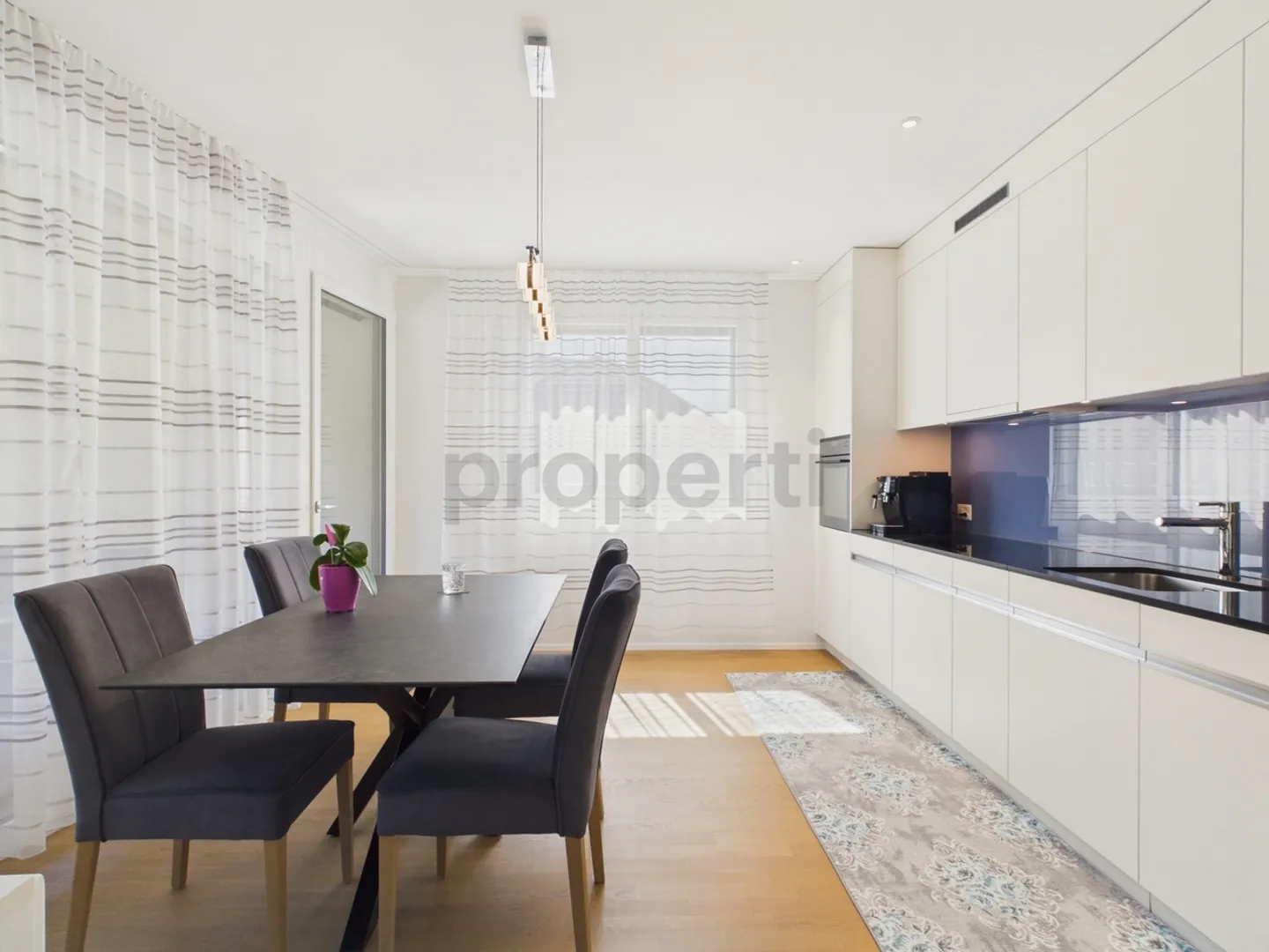 Standard de propriété avec fenêtres panoramiques : Spacieux 74 m², place de parking souterrain incluse et balcon ensoleillé - Photo 4 sur 11