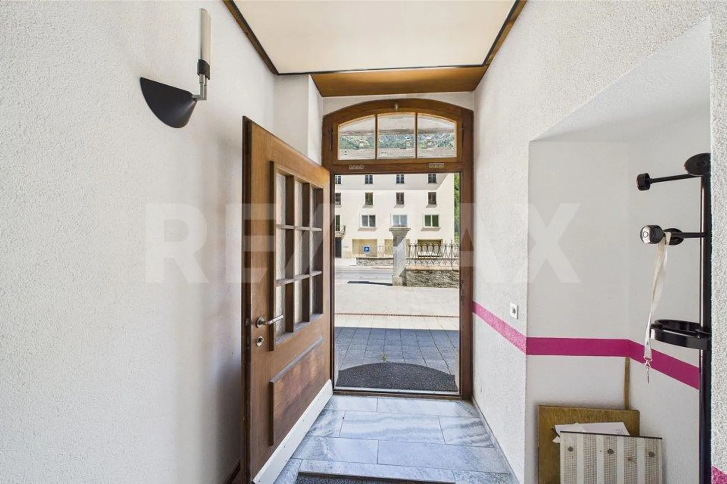 Multi-family house / income property in an elegant historic villa - Photo 3 of 13