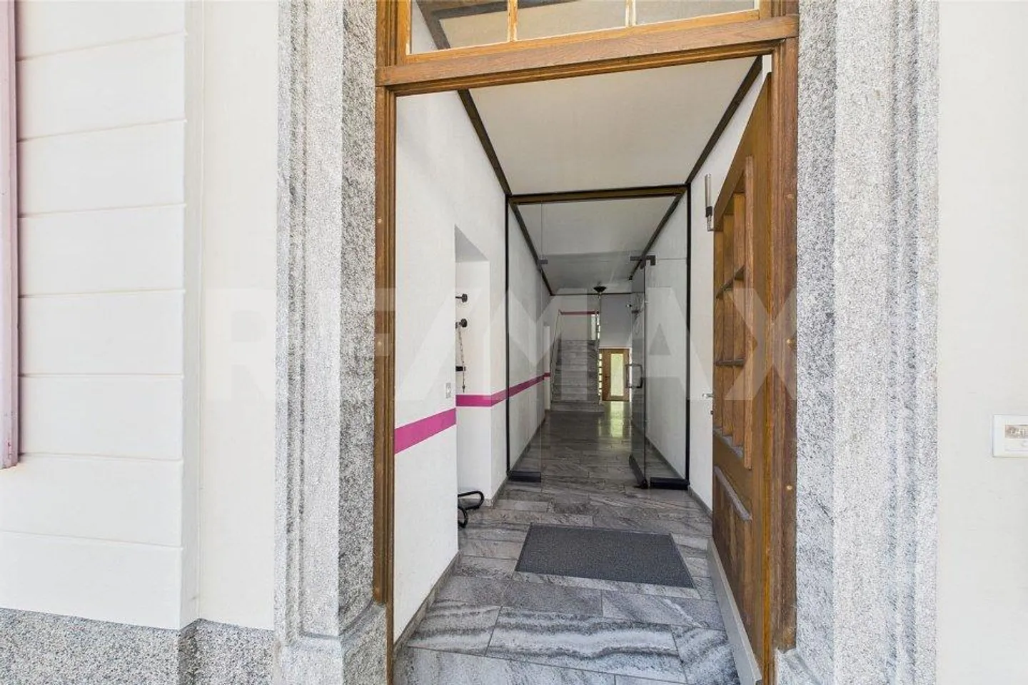 Multi-family house / income property in an elegant historic villa - Photo 4 of 13