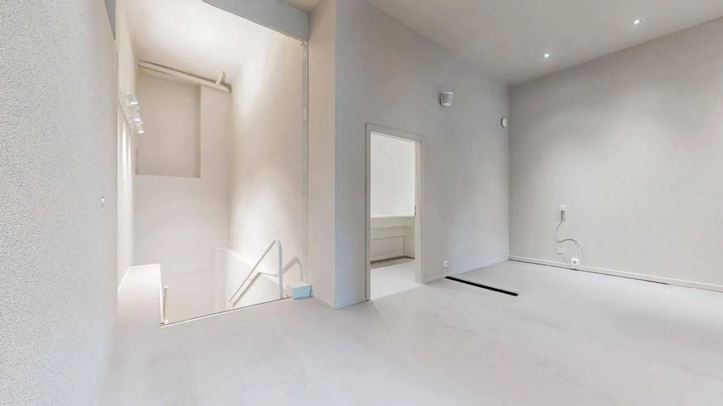 «Surface commerciale avec vitrine d'environ 85 m2» - Photo 6 sur 11