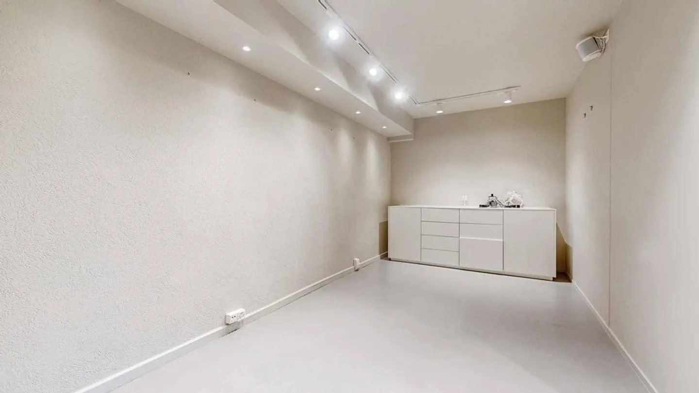 «Surface commerciale avec vitrine d'environ 85 m2» - Photo 8 sur 11