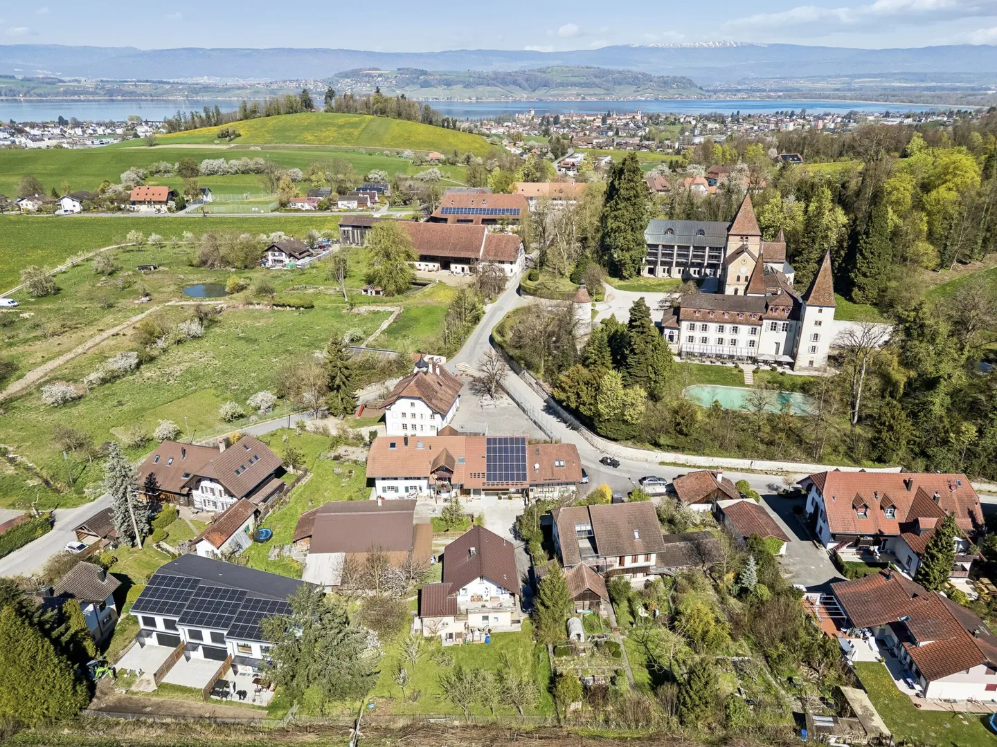 Einfamilienhaus mit zwei Wohneinheiten und vielseitigem Nutzungspotenzial - Photo 2 of 13