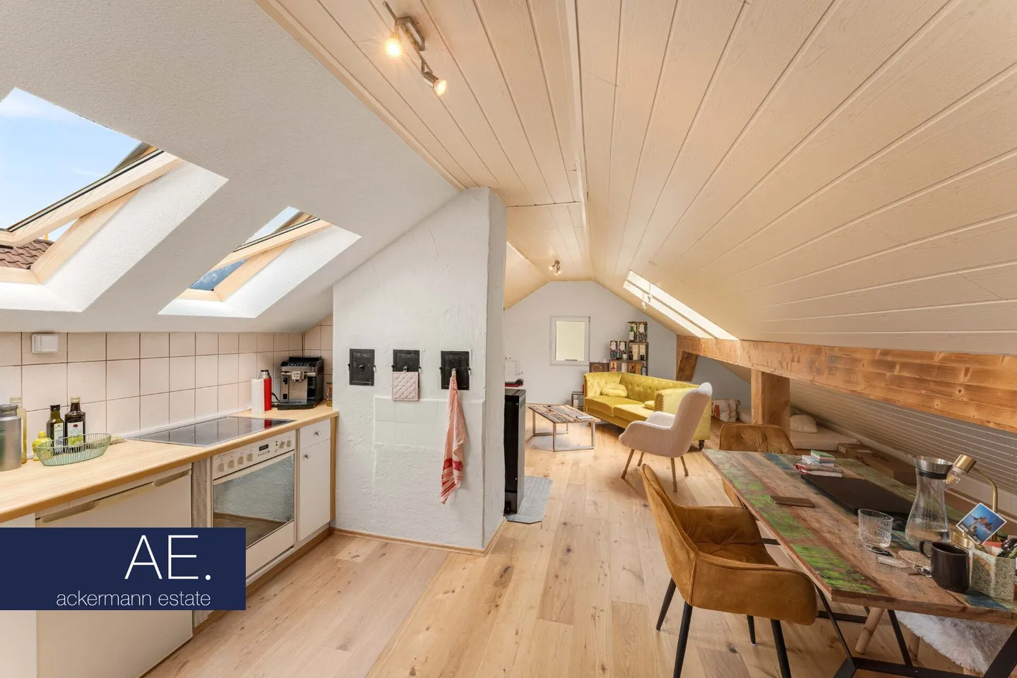 Maison multifamiliale compacte avec des rendements solides - Photo 2 sur 8