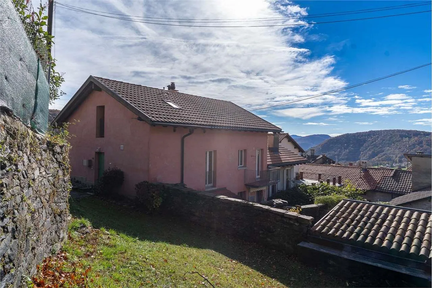 Propriété multifamiliale avec des espaces polyvalents à Breno - Photo 2 sur 13