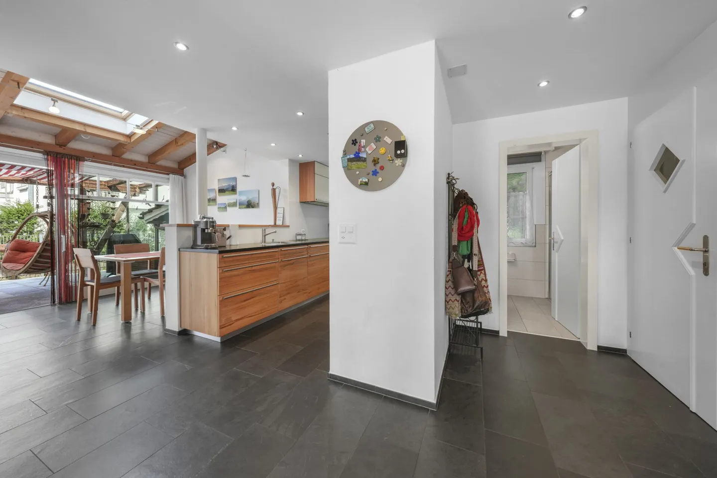 Maison de coin familiale, située au centre et au calme, avec beaucoup d'espace et une réserve de construction - Photo 5 sur 66