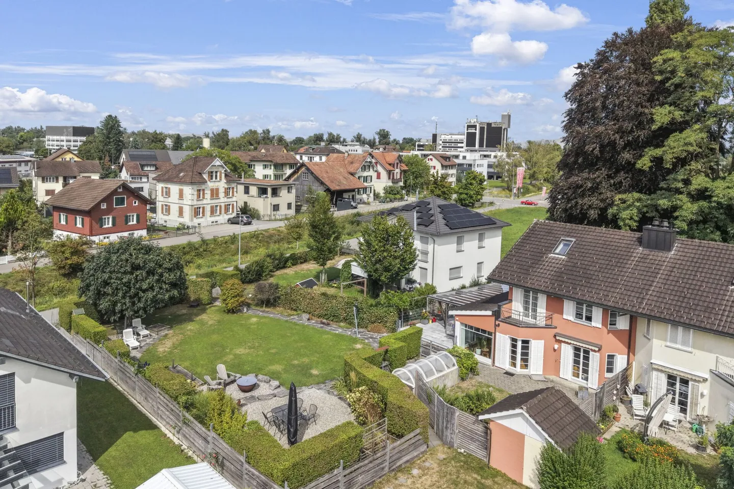 Maison de coin familiale, située au centre et au calme, avec beaucoup d'espace et une réserve de construction - Photo 3 sur 66
