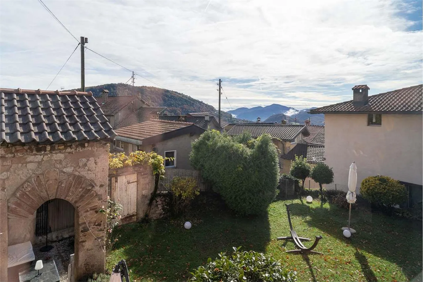 Propriété multifamiliale avec des espaces polyvalents à Breno - Photo 3 sur 13