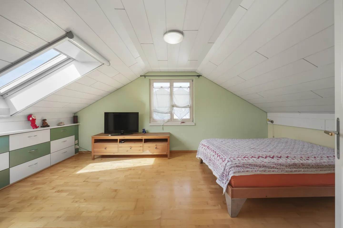 Maison de coin familiale, située au centre et au calme, avec beaucoup d'espace et une réserve de construction - Photo 43 sur 66