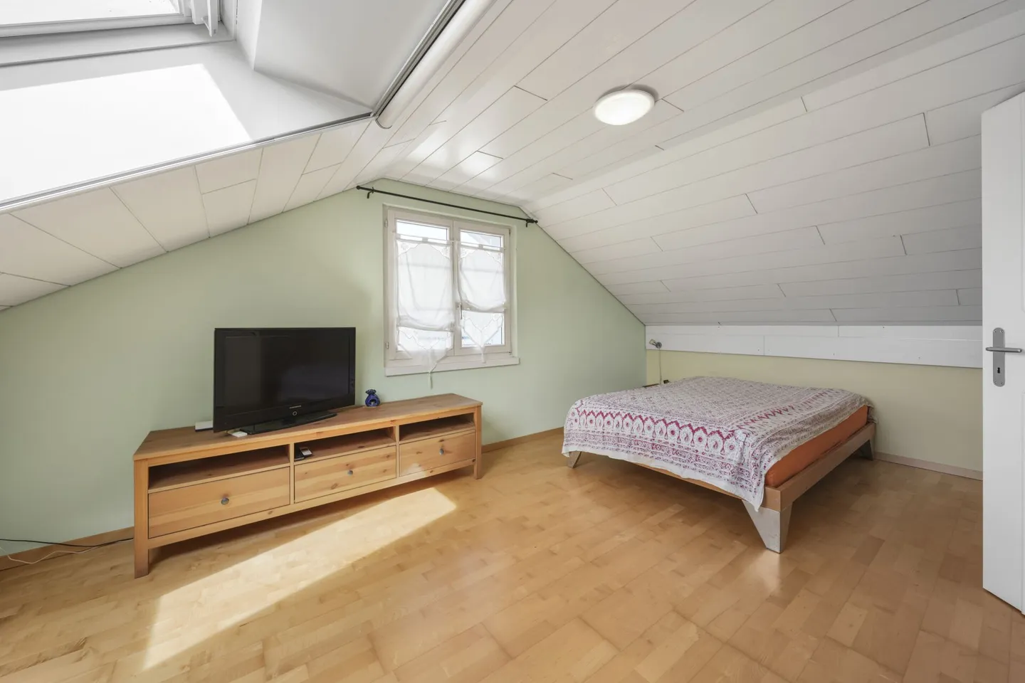 Maison de coin familiale, située au centre et au calme, avec beaucoup d'espace et une réserve de construction - Photo 45 sur 66