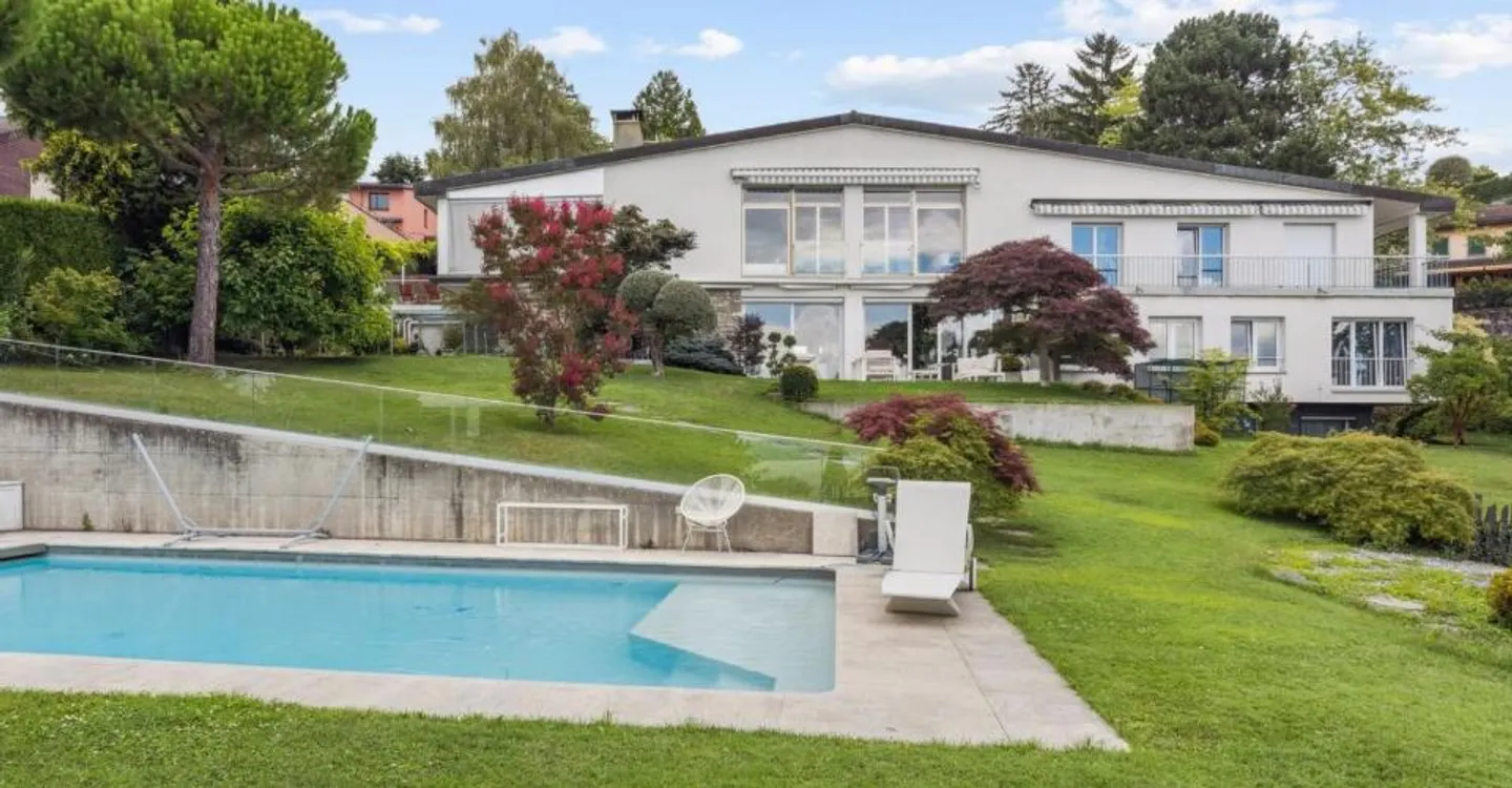 A prestigious setting in the heart of a quiet neighborhood! - Photo 2 of 7