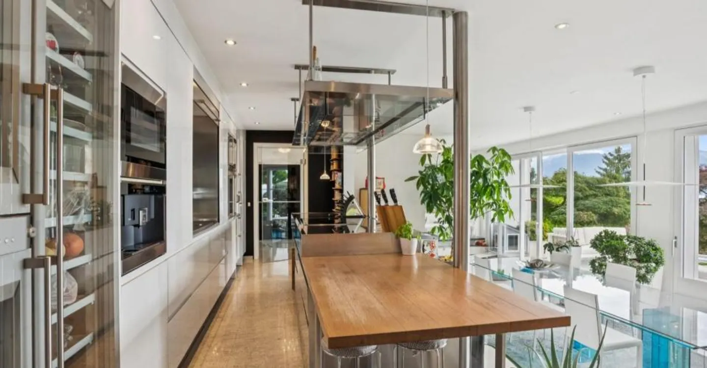 A prestigious setting in the heart of a quiet neighborhood! - Photo 3 of 7