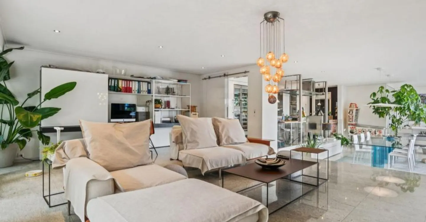 A prestigious setting in the heart of a quiet neighborhood! - Photo 4 of 7
