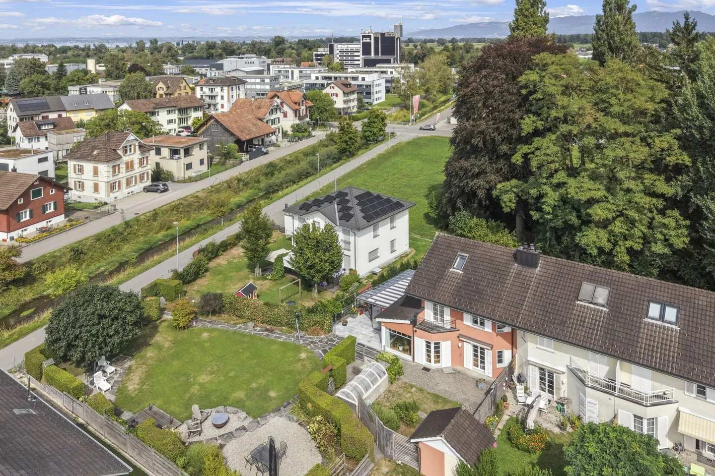Maison de coin familiale, située au centre et au calme, avec beaucoup d'espace et une réserve de construction - Photo 58 sur 66