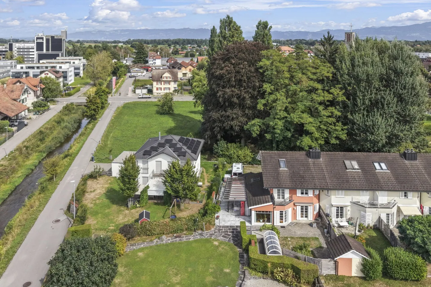 Maison de coin familiale, située au centre et au calme, avec beaucoup d'espace et une réserve de construction - Photo 60 sur 66
