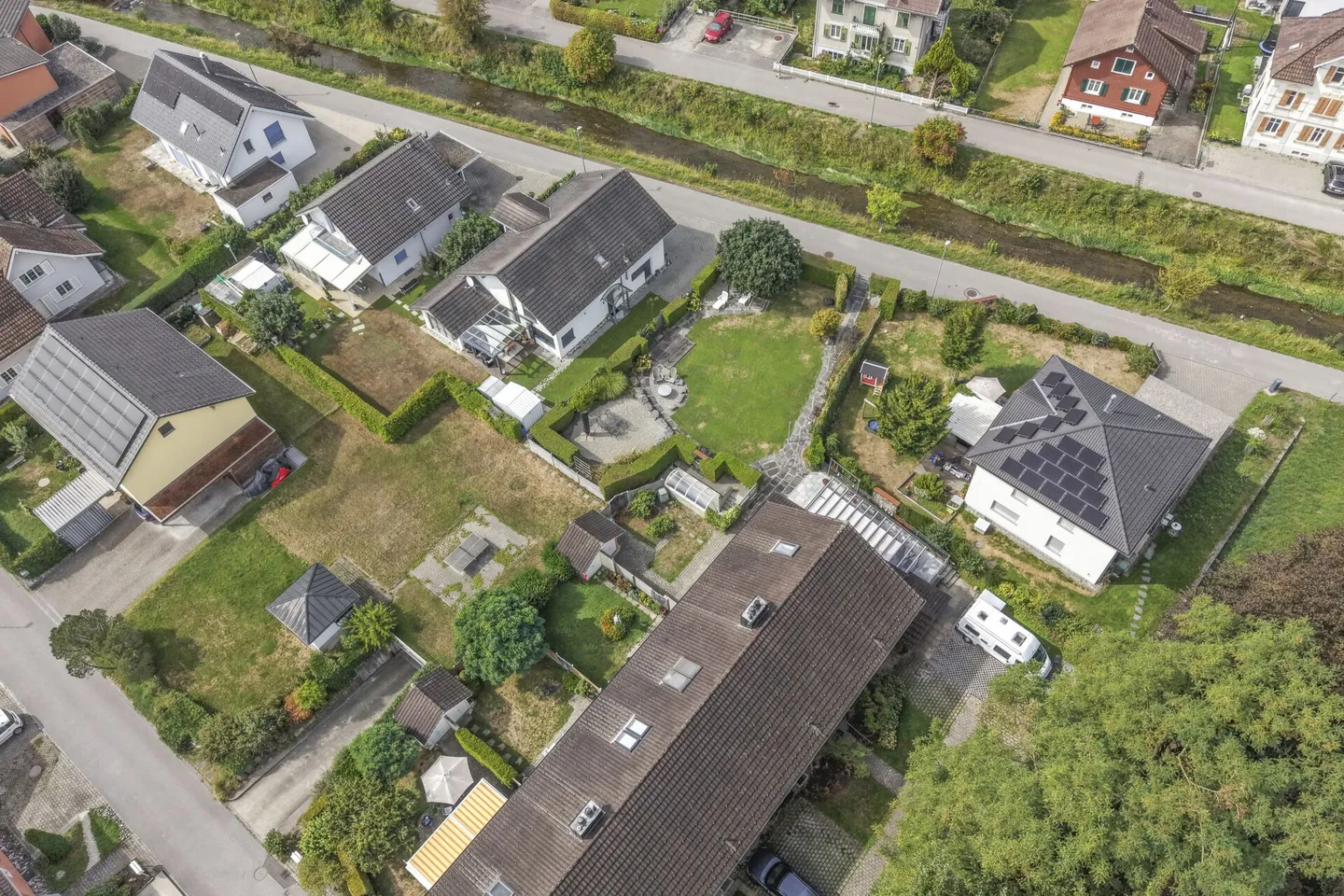 Maison de coin familiale, située au centre et au calme, avec beaucoup d'espace et une réserve de construction - Photo 62 sur 66