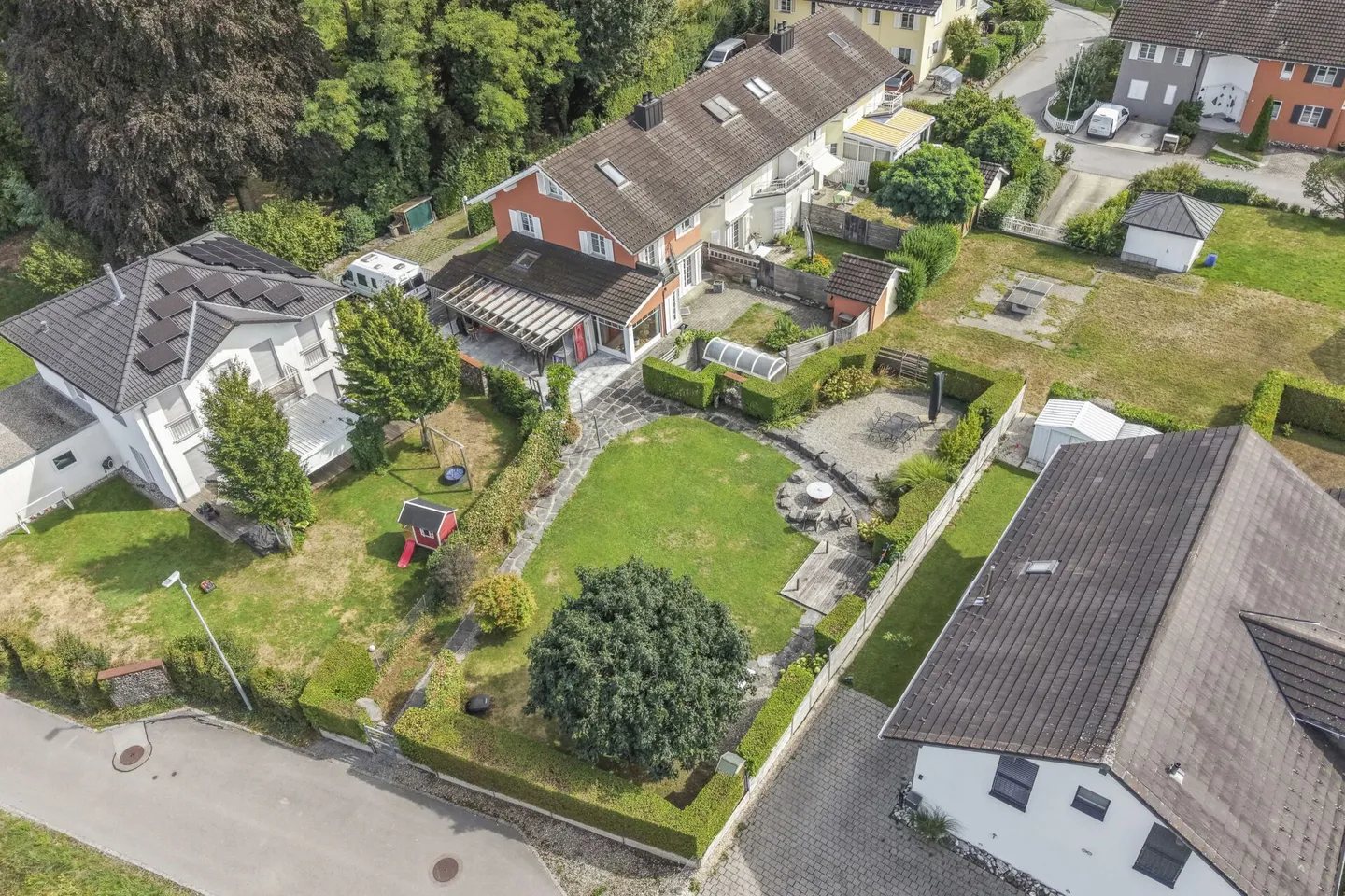 Maison de coin familiale, située au centre et au calme, avec beaucoup d'espace et une réserve de construction - Photo 63 sur 66
