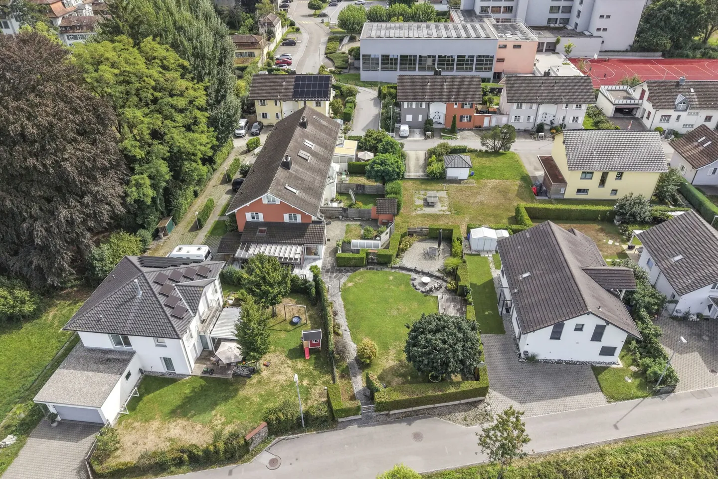 Maison de coin familiale, située au centre et au calme, avec beaucoup d'espace et une réserve de construction - Photo 65 sur 66