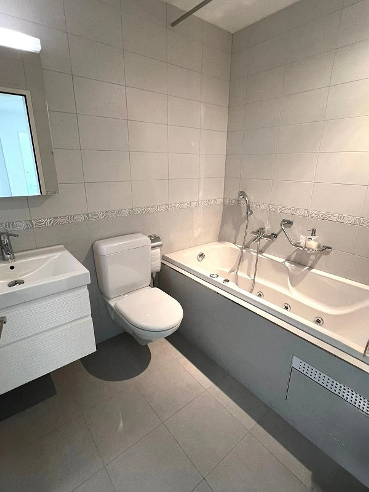 Exclusive Living with Panorama - Your Retreat Above the Lake - Photo 16 of 20