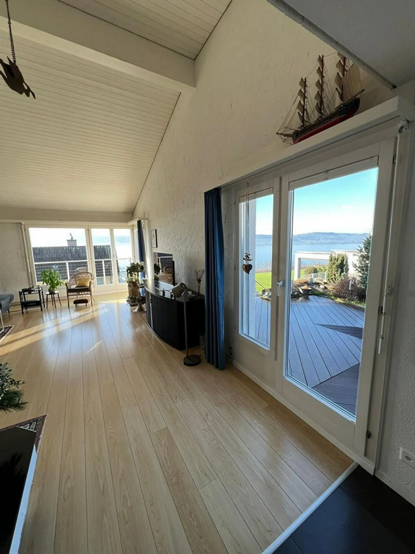 Exclusive Living with Panorama - Your Retreat Above the Lake - Photo 11 of 20