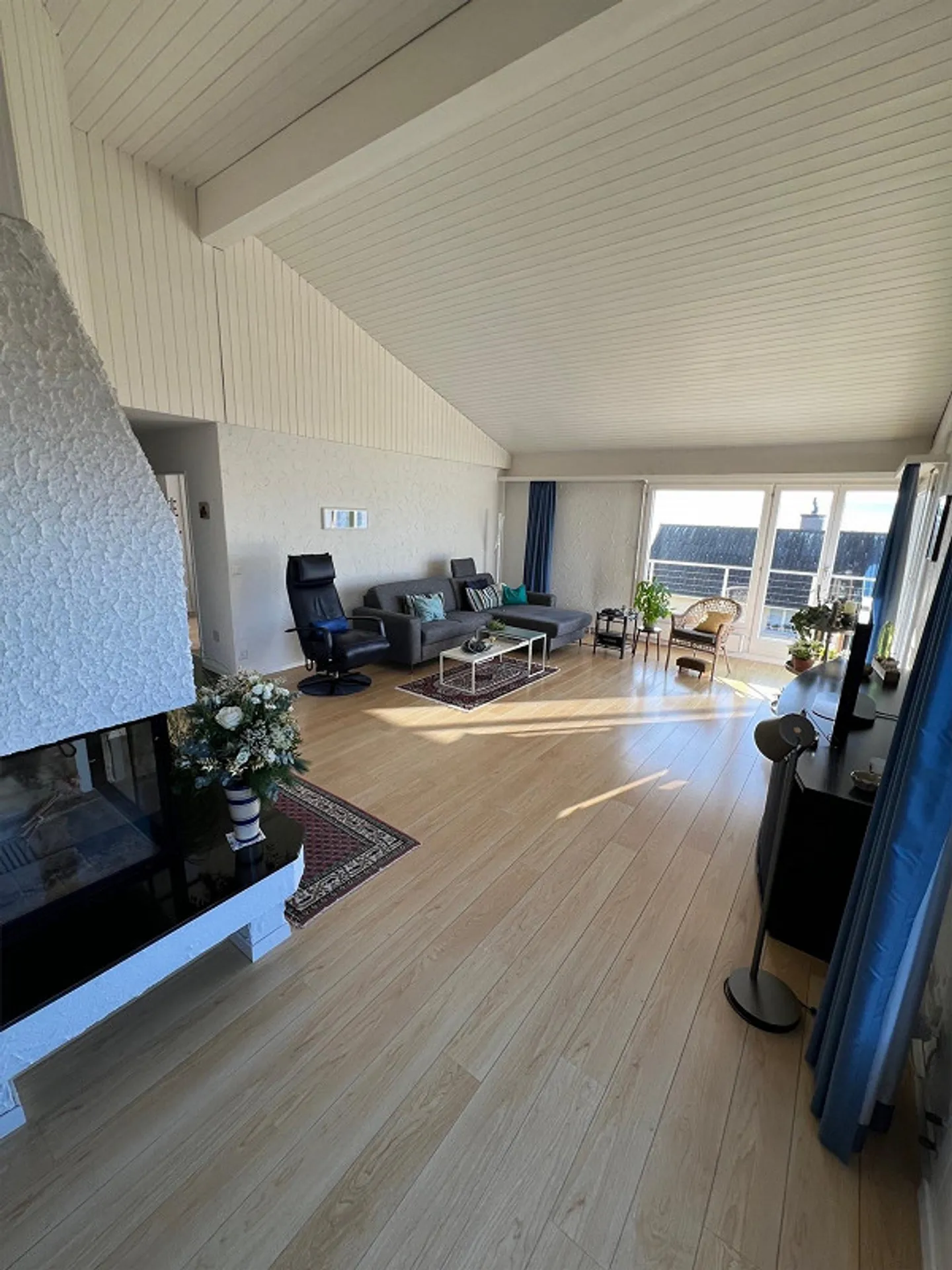 Exclusive Living with Panorama - Your Retreat Above the Lake - Photo 12 of 20