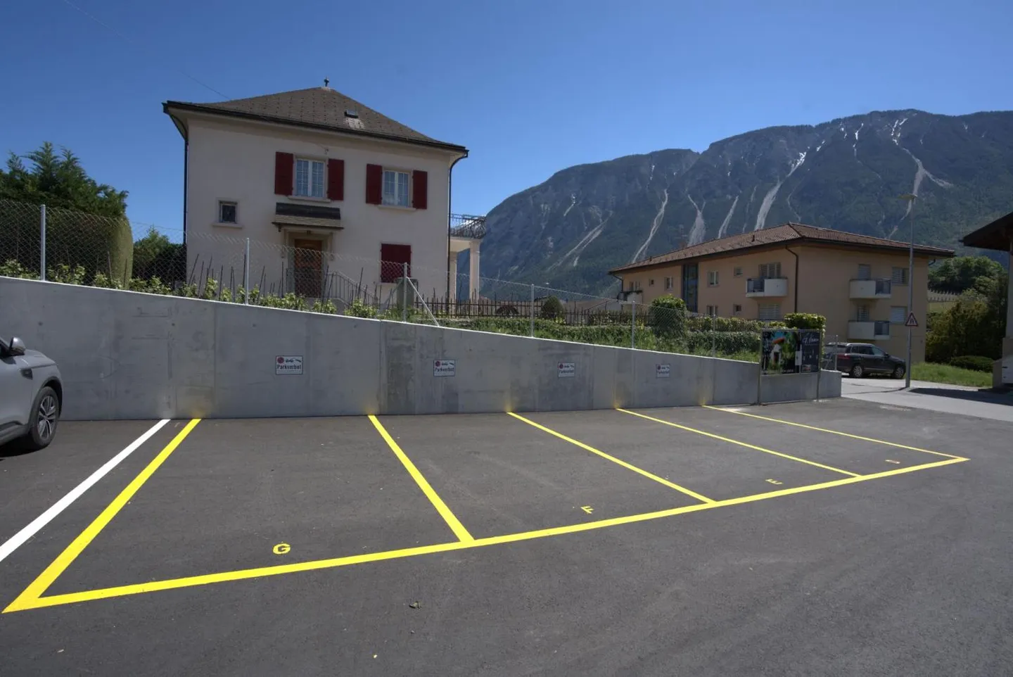 Posti auto esterni nel centro del villaggio disponibili per affitto immediato - Foto 2 di 6