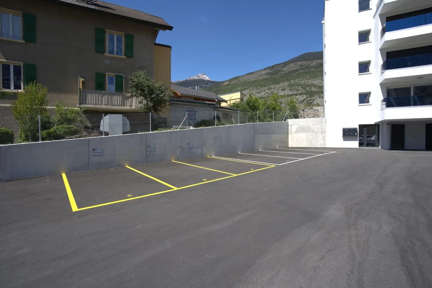 Posti auto esterni nel centro del villaggio disponibili per affitto immediato - Foto 3 di 6