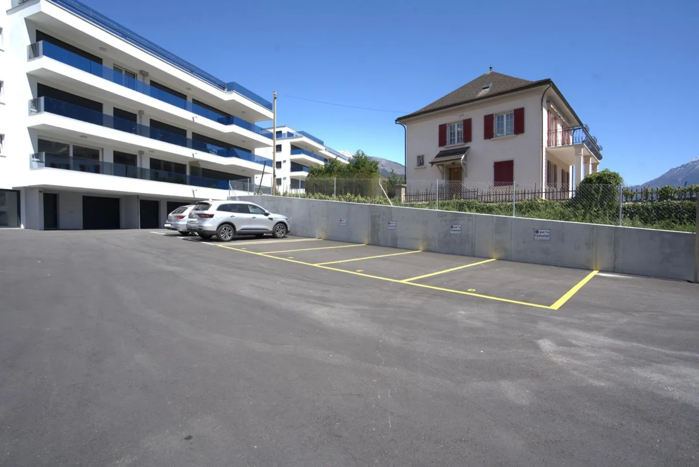 Posti auto esterni nel centro del villaggio disponibili per affitto immediato - Foto 4 di 6