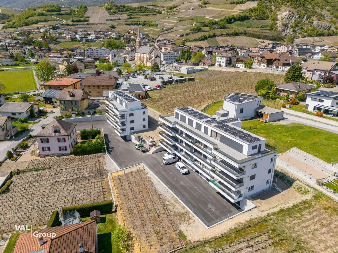 Posti auto esterni nel centro del villaggio disponibili per affitto immediato - Foto 5 di 6