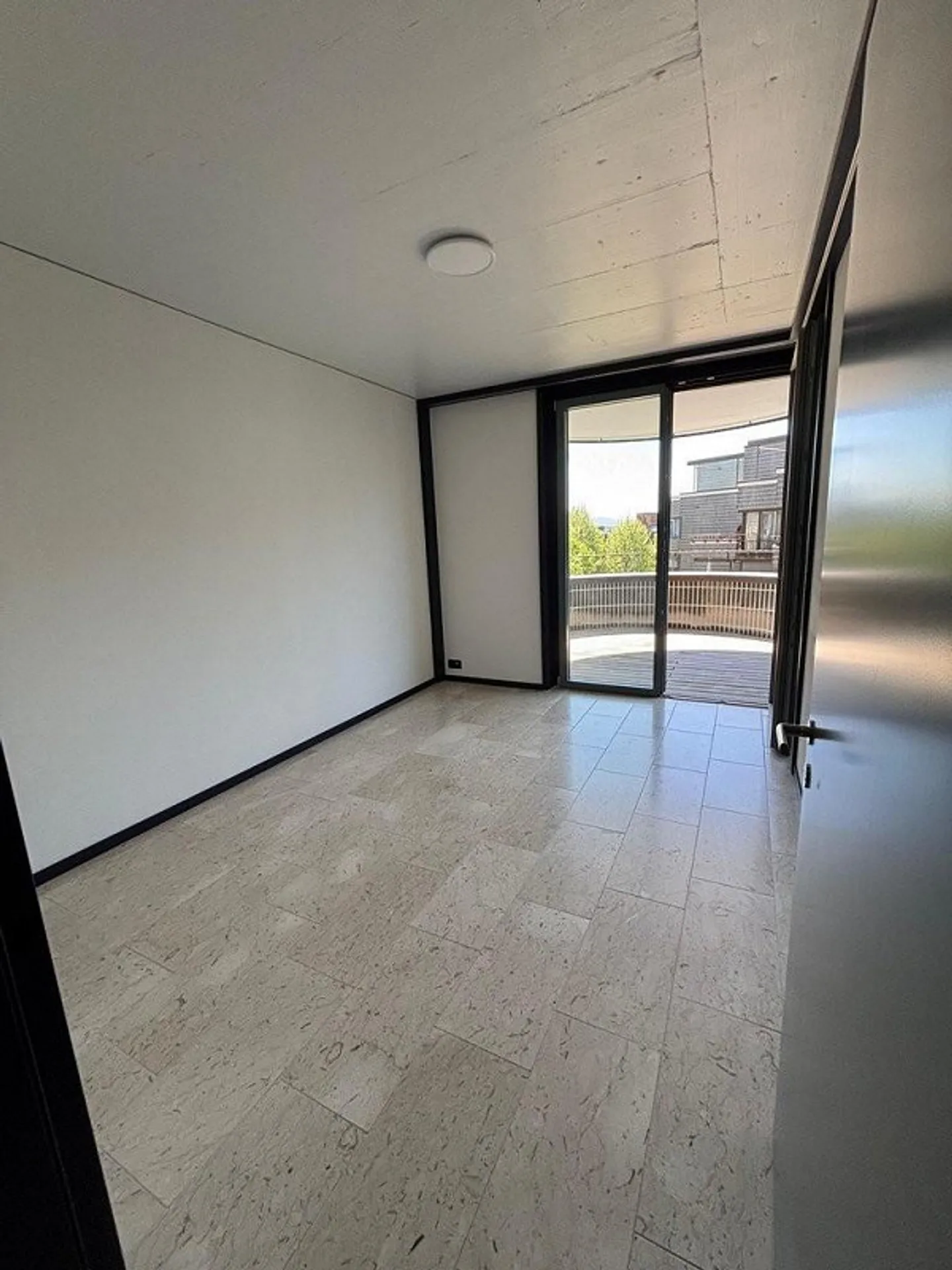 Bellissimo appartamento nuovo di 3,5 stanze vicino all'aeroporto in affitto! - Foto 6 di 7
