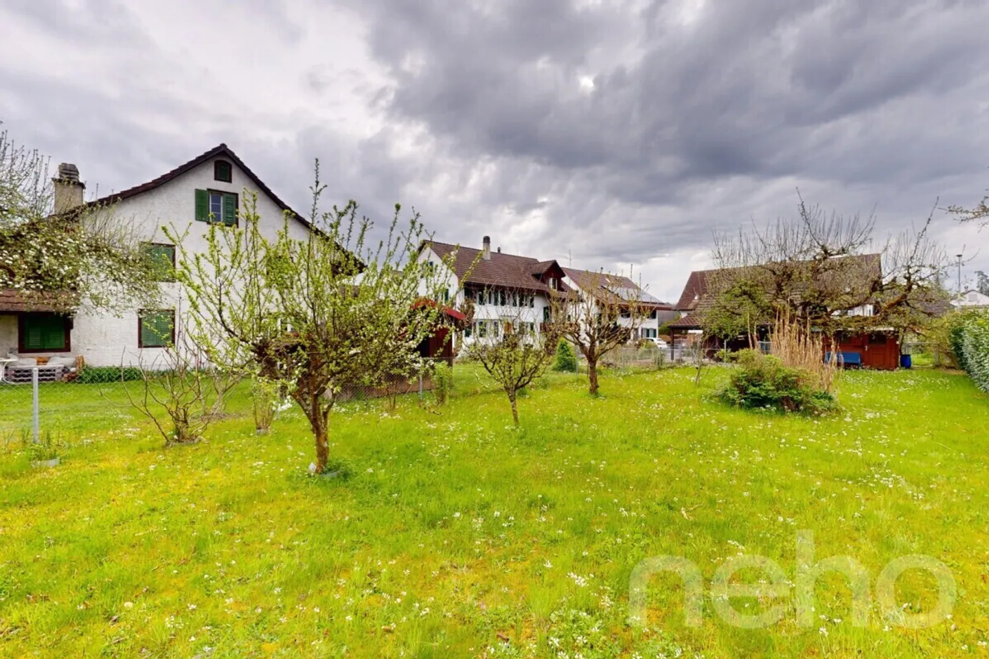 Maison bifamiliale bien entretenue avec parcelle de terrain de 835 m² - Photo 2 sur 12