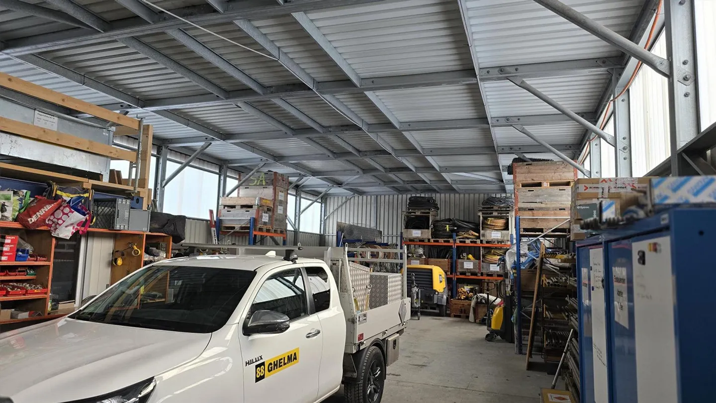 Geräumige Lagerhalle mit Strom - Foto 2 von 5
