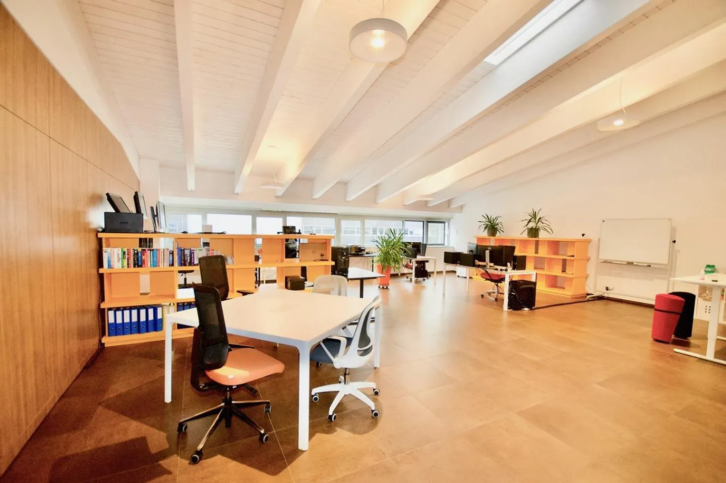 Espace Commercial de 338 m² avec 3 Bureaux dans une Zone Pratique à Castione - Photo 1 sur 11