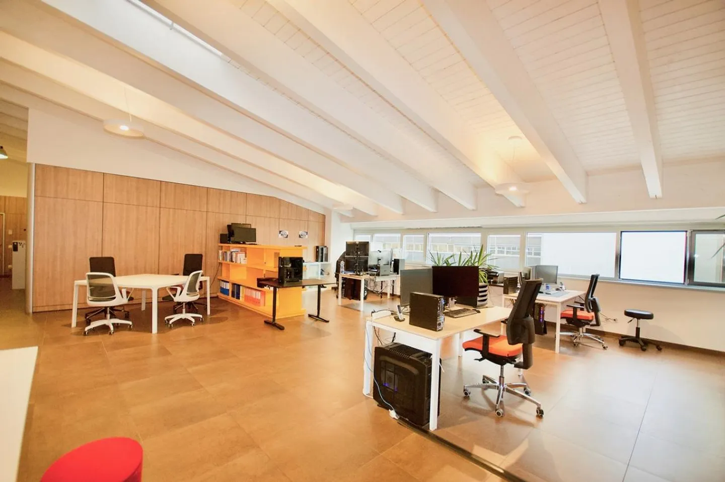 Espace Commercial de 338 m² avec 3 Bureaux dans une Zone Pratique à Castione - Photo 2 sur 11