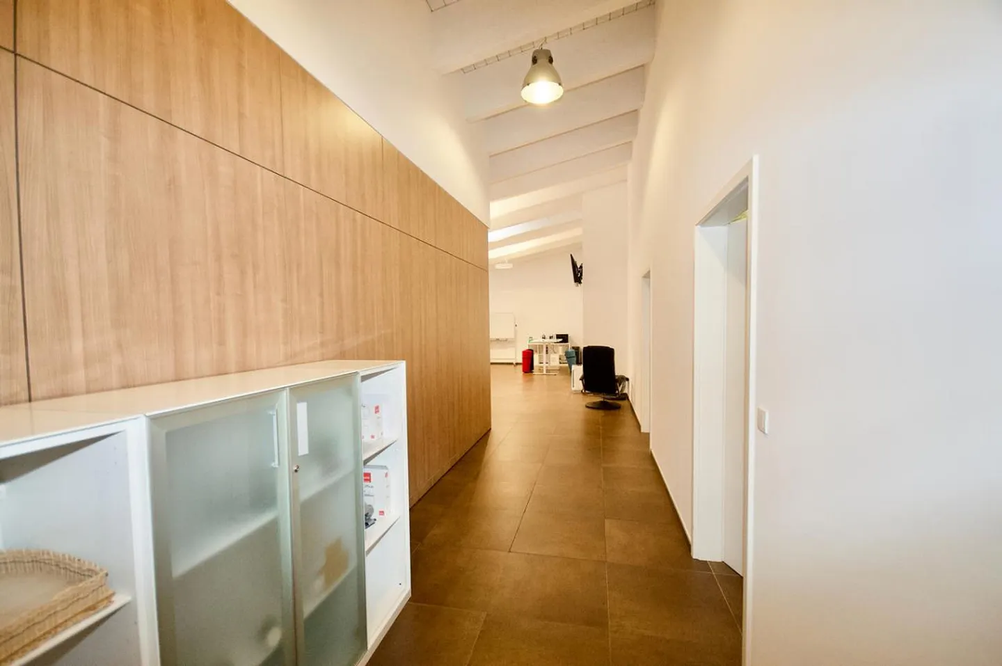 Espace Commercial de 338 m² avec 3 Bureaux dans une Zone Pratique à Castione - Photo 5 sur 11