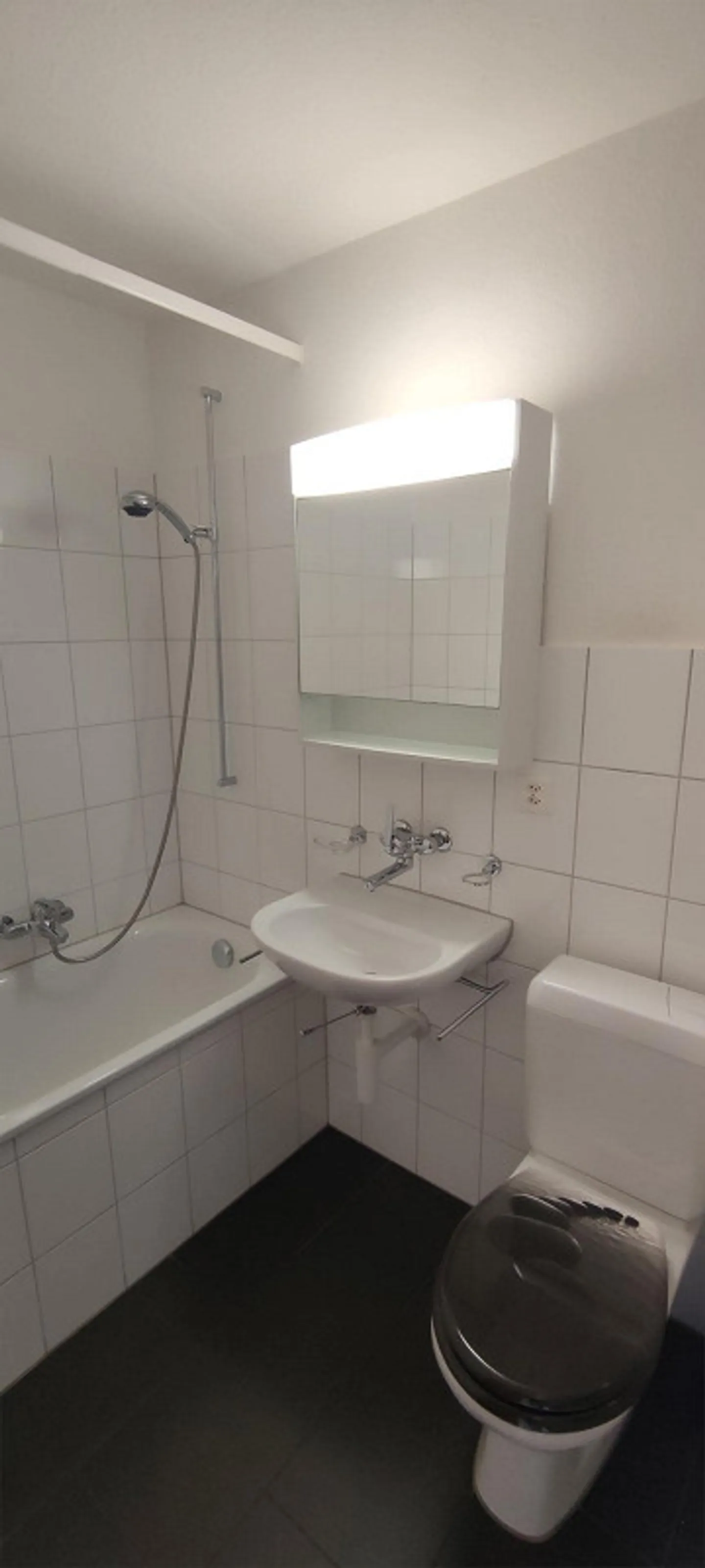 Spacious 2.5 Room Apartment with Balcony - Photo 4 of 6