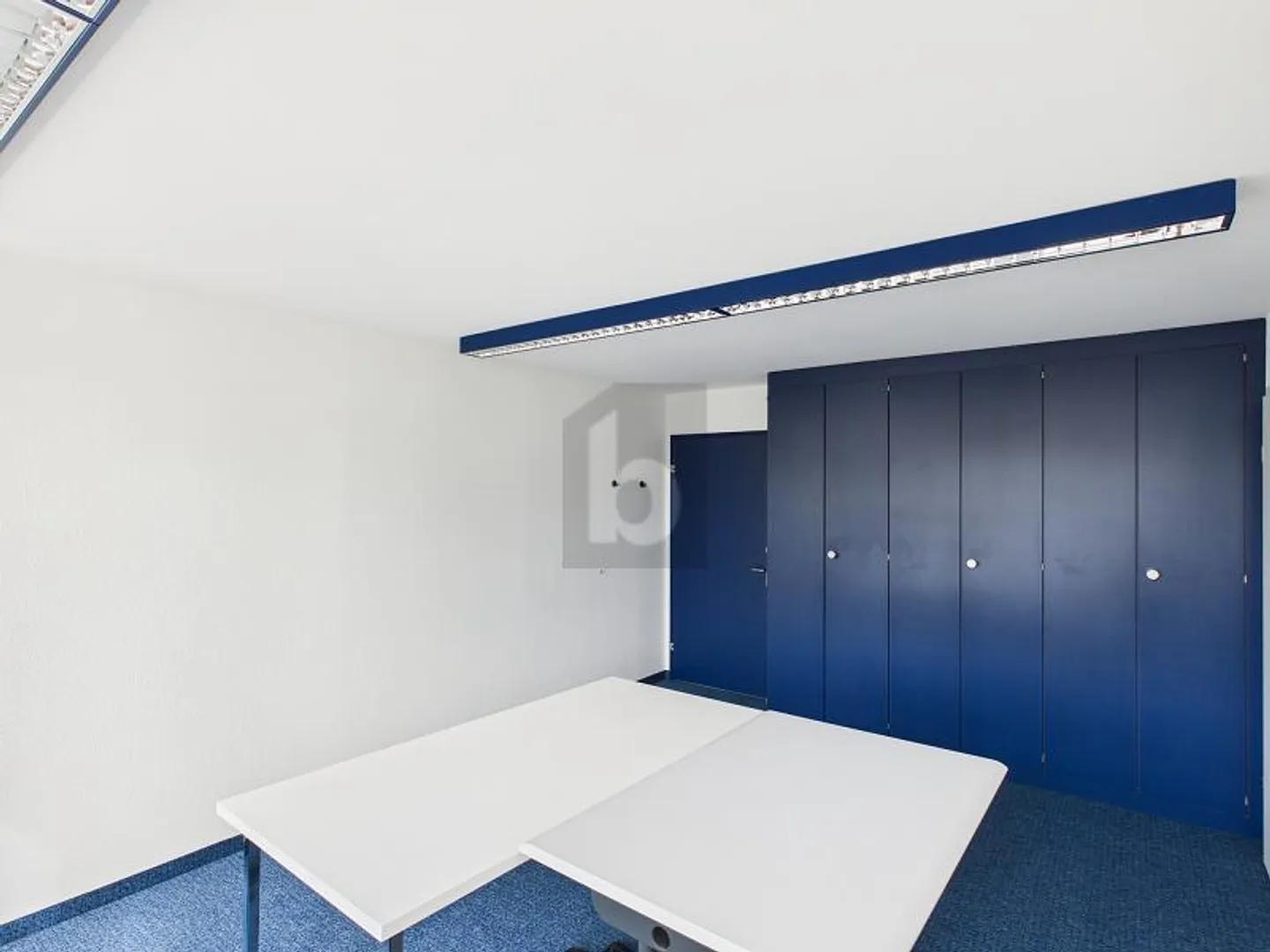 «AN DER AUTOBAHNAUSFAHRT ZENTRAL GELEGEN» - Foto 2 von 5