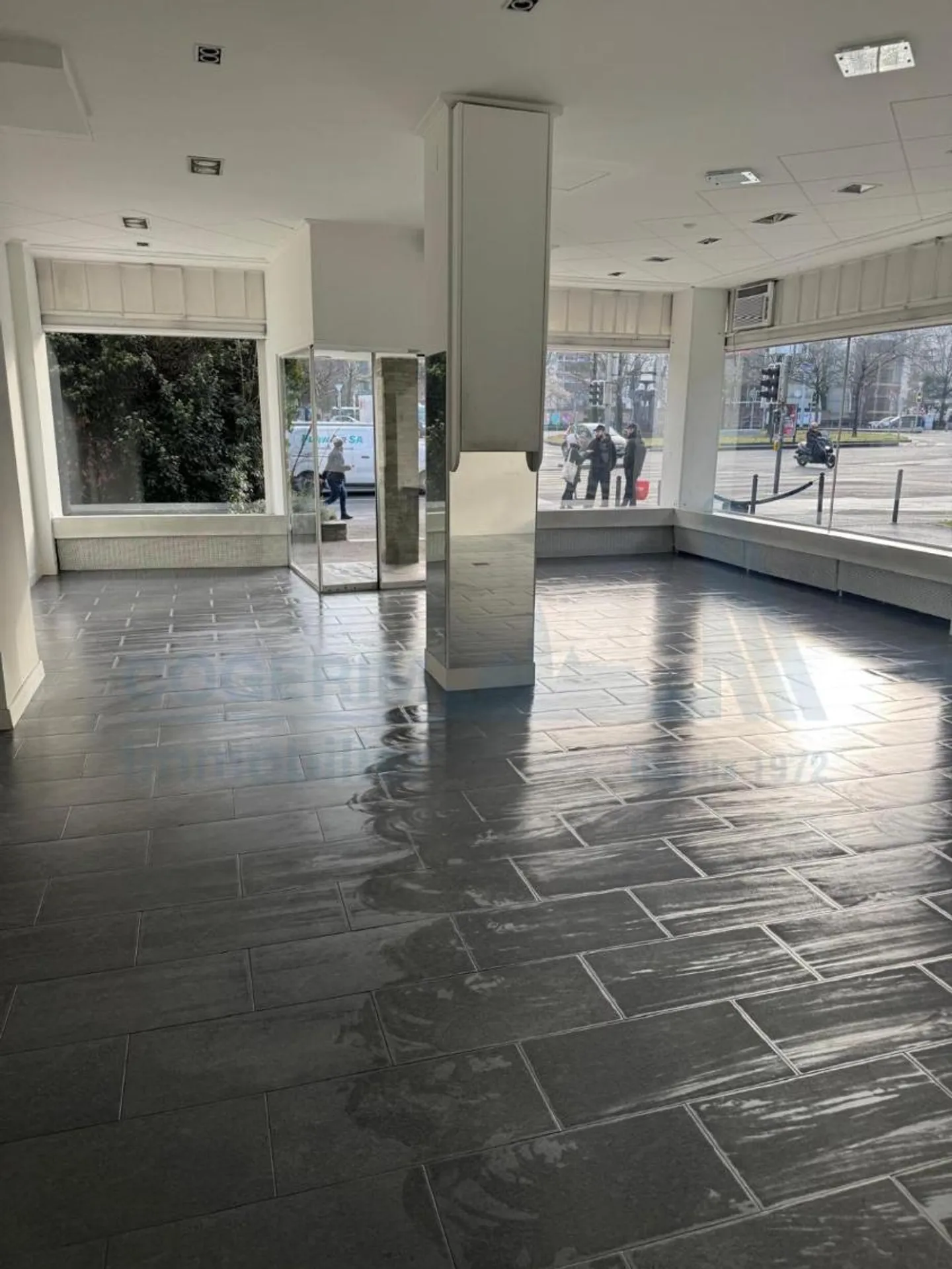 Spazio Commerciale Vicino alla Stazione - Foto 7 di 12