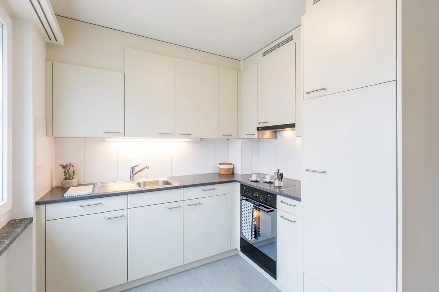 Ideal for couples or singles - Photo 3 of 6