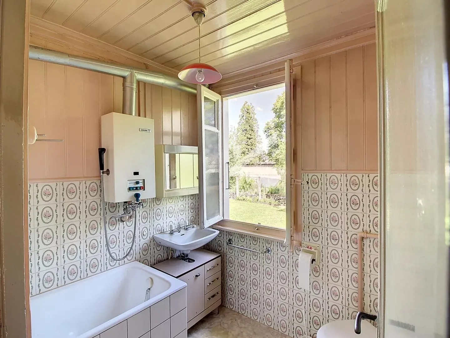 Sought-after location for this chalet to renovate, possible extension - Photo 6 of 8