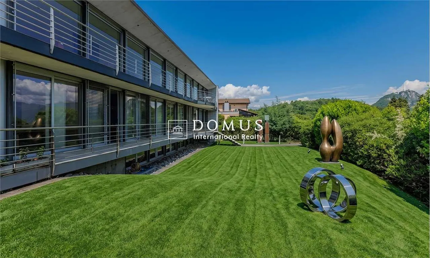 Villa moderna con vista lago - Foto 1 di 13