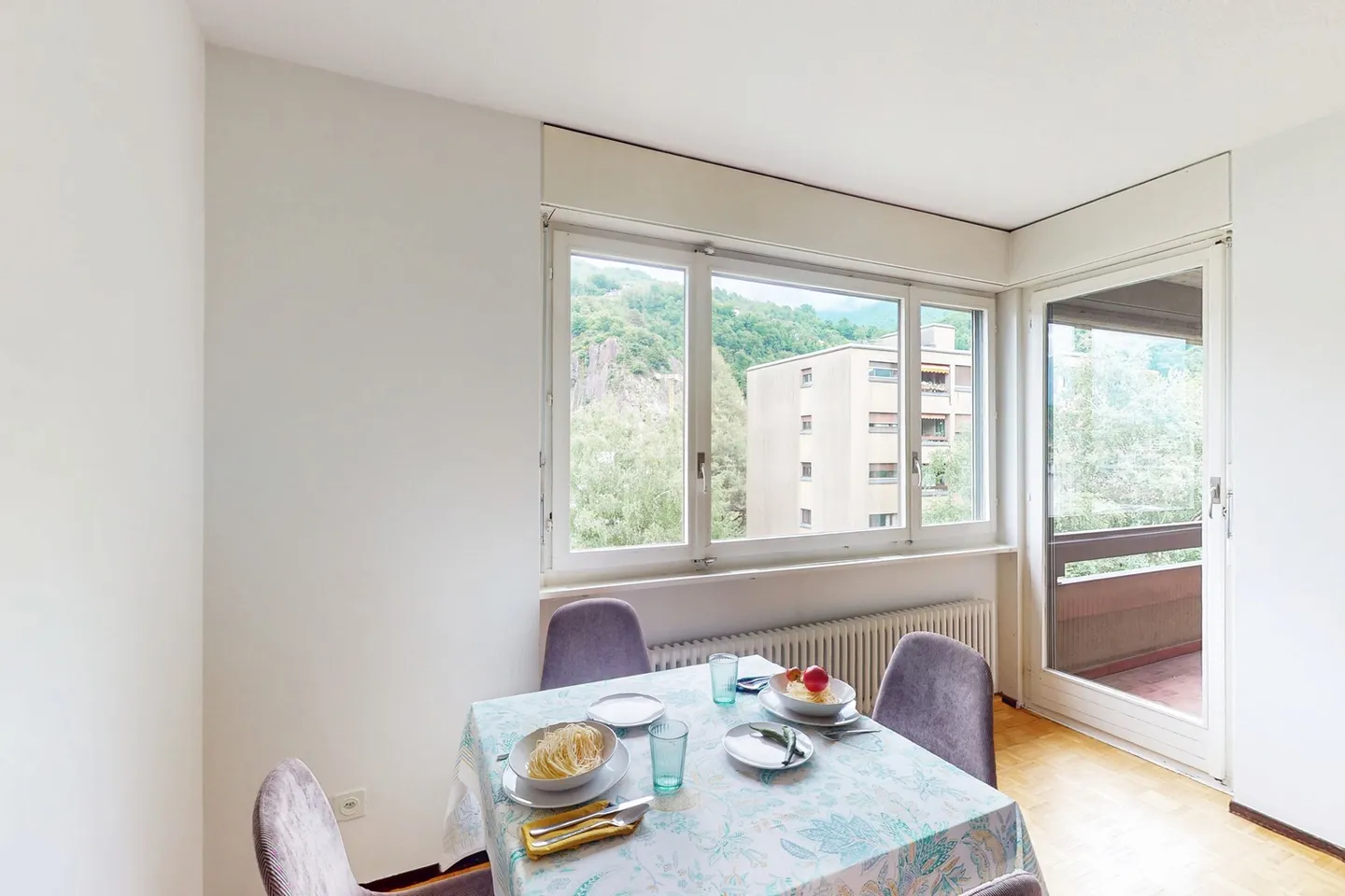 Appartement lumineux de 2,5 pièces avec balcon, piscine et courts de tennis - Photo 5 sur 9