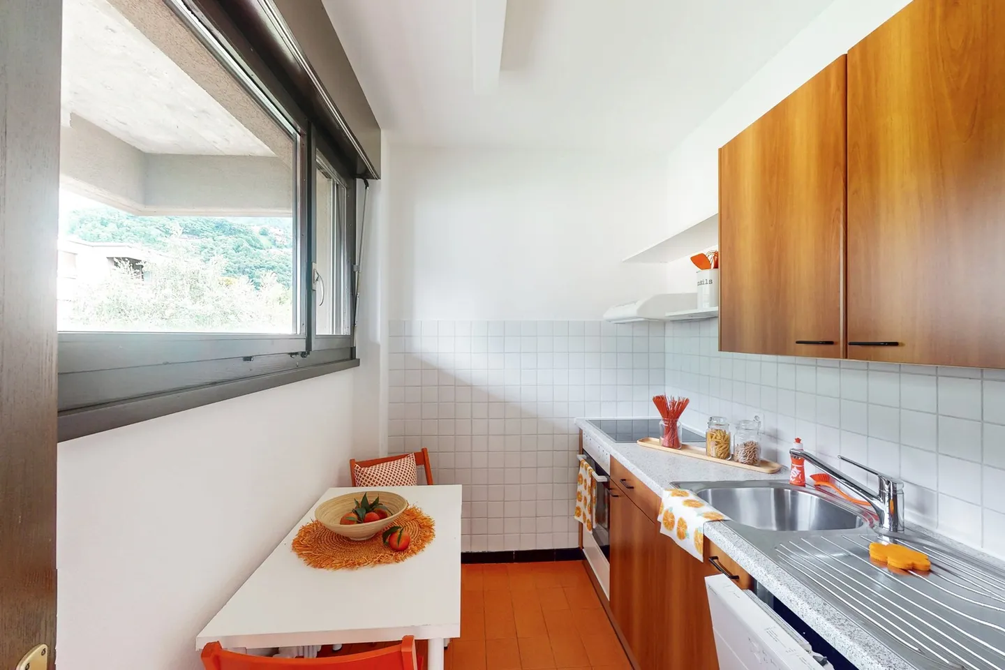 Appartement lumineux de 2,5 pièces avec balcon, piscine et courts de tennis - Photo 7 sur 9