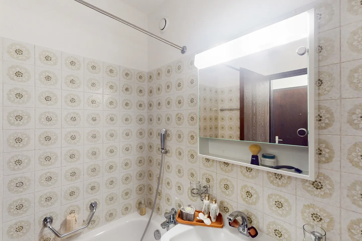 Appartement lumineux de 2,5 pièces avec balcon, piscine et courts de tennis - Photo 8 sur 9