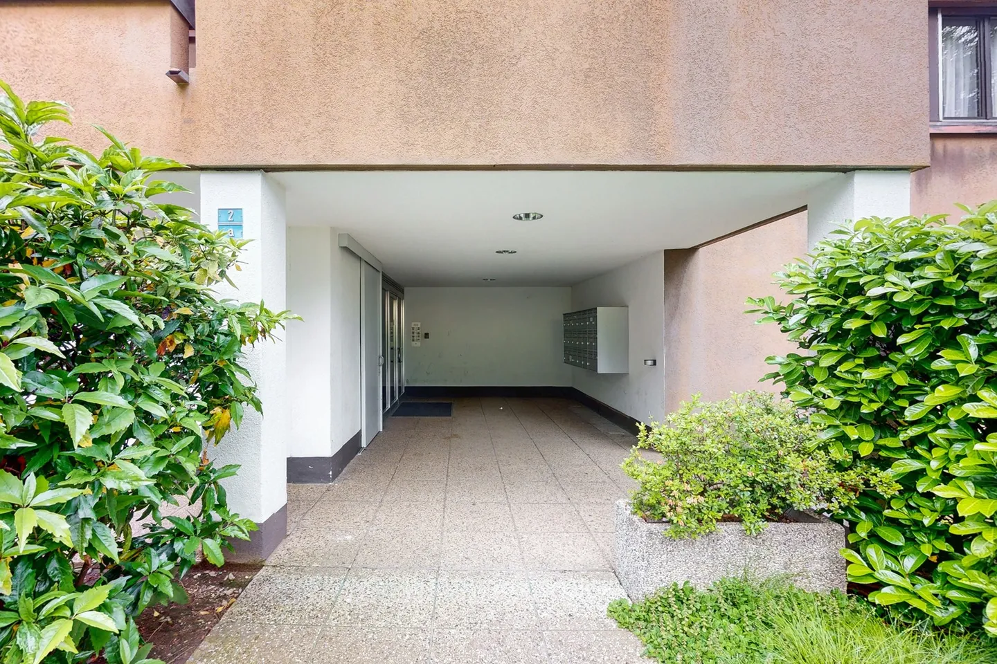 Appartement lumineux de 2,5 pièces avec balcon, piscine et courts de tennis - Photo 9 sur 9