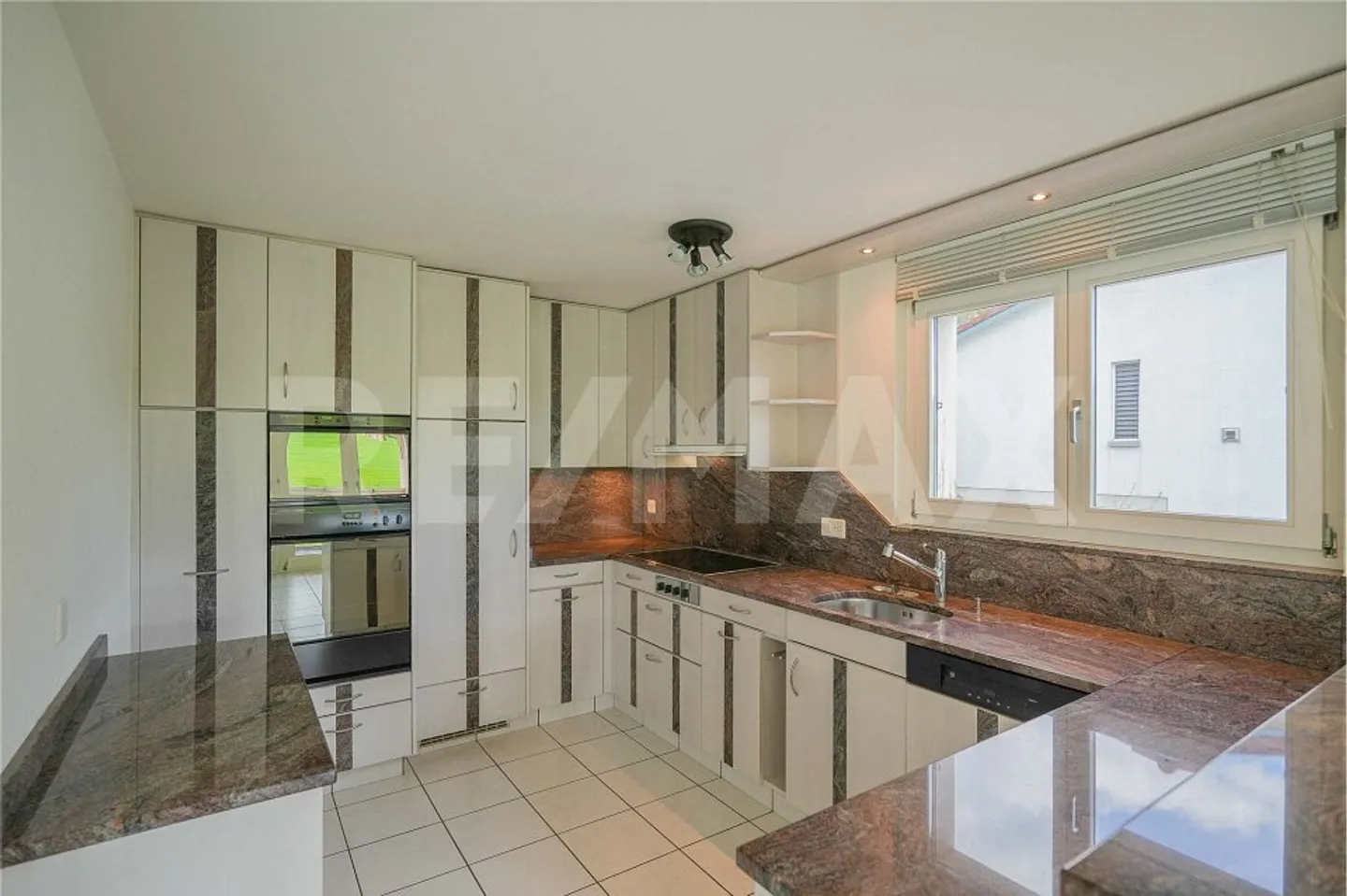 Superbes vues ! Maison familiale double de 5,5 pièces avec galerie et vue lointaine - Photo 4 sur 13